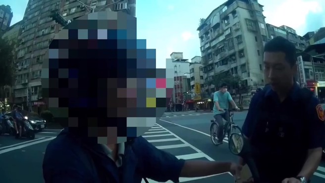 台北市1名许姓男子日前骑机车经过中华、和平西路口，因开远光灯遭警方拦查。（翻摄画面）