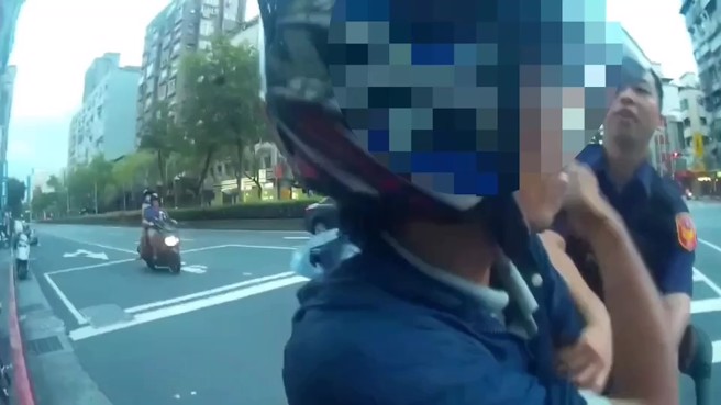 许男因此情绪激动，对警方动手推挤，遭警方上铐逮捕。（翻摄画面）