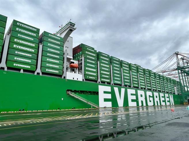 高雄港第7货柜中心可同时停靠4艘全球最大2.4万TEU货柜轮。（崔正纲摄）