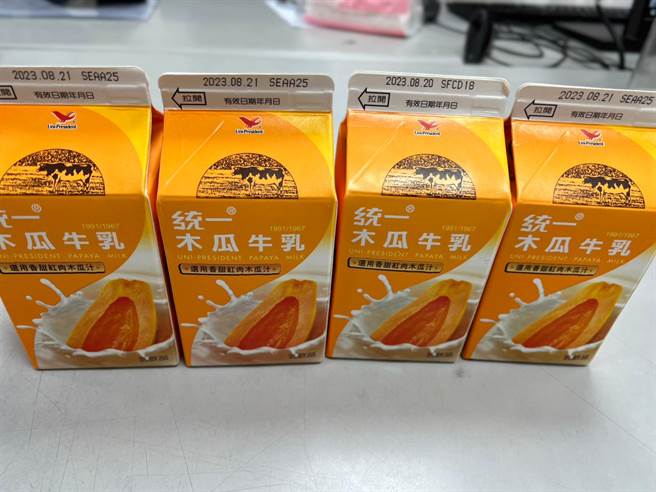 朱妇趁店员帮其他顾客结帐，顺手从冰箱拿出4瓶木瓜牛奶，放入随身背包里，随即走出店外，立刻被店员拦下制止。（永和警分局提供）