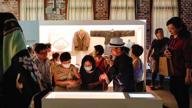 台北市立文献馆主办的特展「换衫Uānn Sann」即日起至10月15日，上午10时至下午5时在西本愿寺广场树心会馆展出。（文献馆提供／蔡佩珈台北传真）