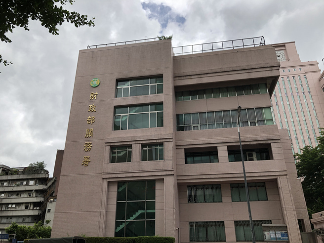 根據財政部統計，台灣每年出口到中國大陸聚酯酸酯約5.69億美元到10.6億美元。