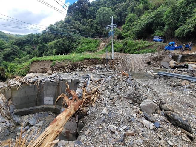 馬赫坡部落農路柔腸寸斷，因為塔羅灣溪暴漲、榮華巷路基流失，大型機具無法進駐搶修。（民眾提供／楊靜茹南投傳真）