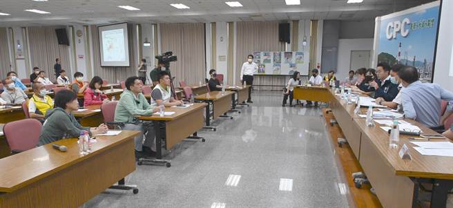 高雄市经发局14日下午在楠梓区举行环境影响差异分析的健康风险评估规画及范畴说明会。（林瑞益摄）