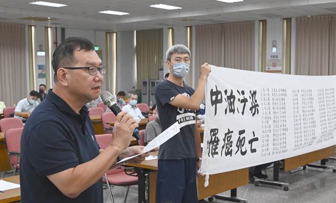高雄市经发局14日下午在楠梓区举行环境影响差异分析的健康风险评估规画及范畴说明会。劳宅居民自救会长徐嘉志（左）至到场拉白布条，要求高市府正视居民的健康。（林瑞益摄）