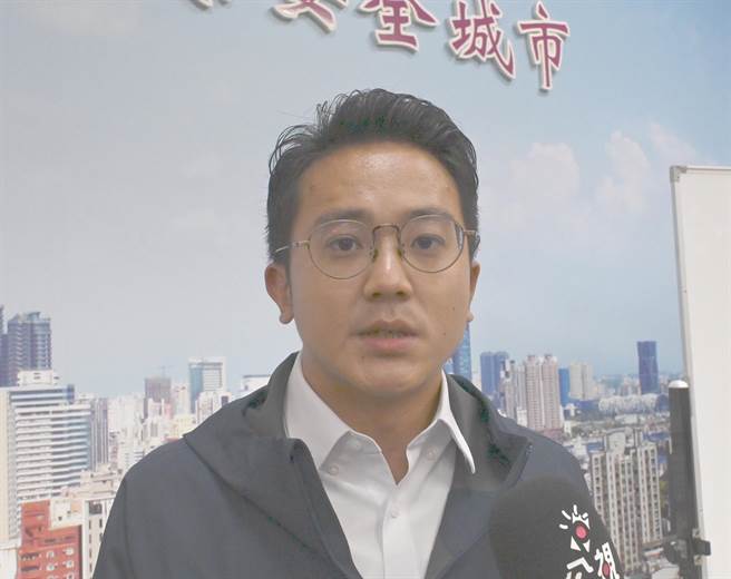 高雄市经发局长廖泰翔回应台积电的用水与用电，以及民眾的健康等问题。（林瑞益摄）