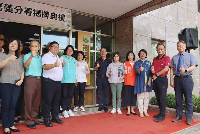 原林务局嘉义林区管理处更名为农业部林业及自然保育署嘉义分署，今好日子举行揭牌仪式。（吕妍庭摄）