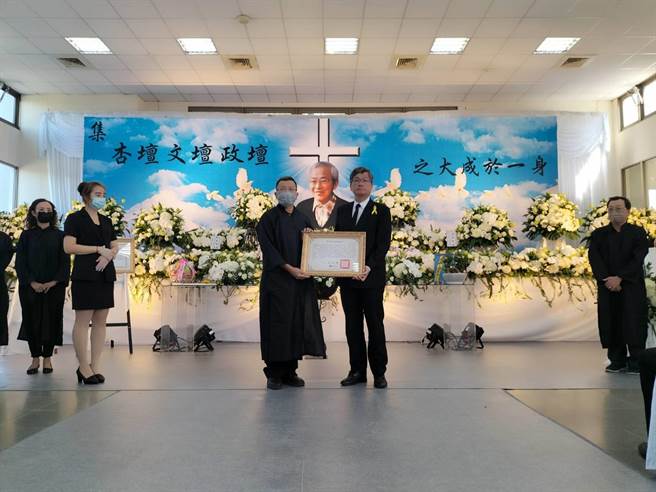 陳運棟告別式，客委會頒贈旌揚狀。（客委會提供）