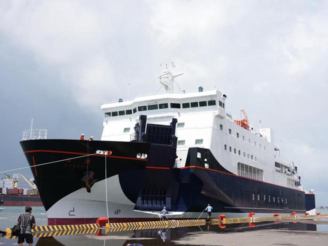 耗时近2年在日本内海造船厂建造之澎湖轮，将于9月初取代高龄34岁之台华轮，航行于高雄-马公。（图／业者提供）