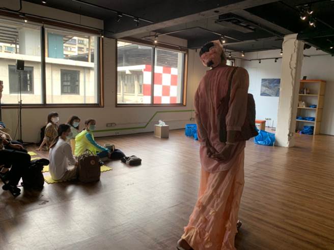 为培养民眾的艺文魂，桃园市今年持续办理「表演艺术观察员计画」。图为2019年剧团彩排侧拍。（桃园市文化局提供／陈梦茹桃园传真）