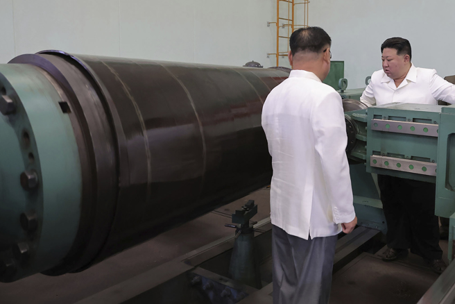 金正恩在上周一次重要军事会议中要求加强作战准备，又在11日、12日巡视兵工厂。(图/美联社)