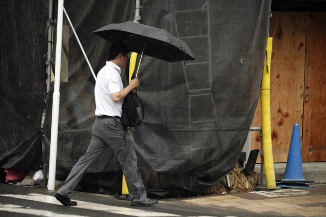 受颱风兰恩影响，日本环球影城等游乐园15日暂停营业，新干线列车15日预防性停驶。(图/美联社)
