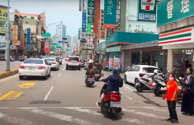 网路疯传一段检举达人在郭综合医院前，录下8部未礼让行人的机车违规影片，引发热议。（翻摄自网路影片／程炳璋台南传真）