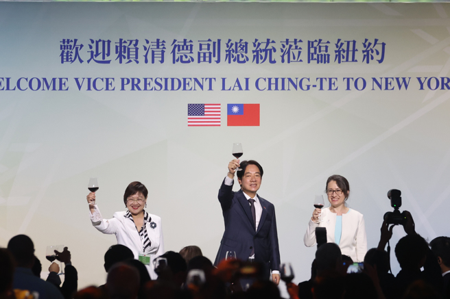 副总统赖清德（后中）率特使团前往巴拉圭，去程过境美国纽约，美东时间8月13日中午参加侨宴时，上台与驻美代表萧美琴（后右）、侨务委员会委员长徐佳青（后左）向与会贵宾举杯敬酒。（中央社）