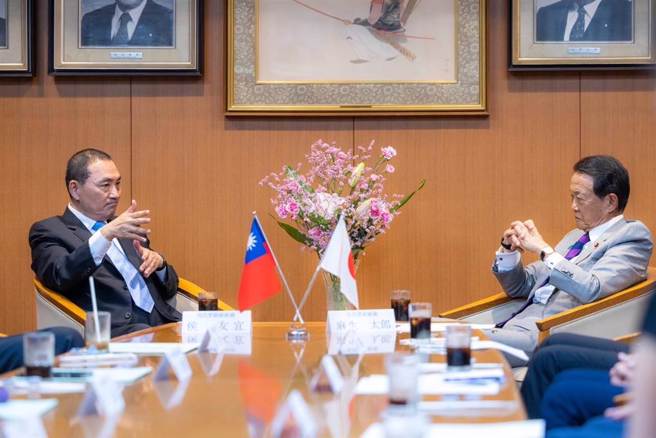 国民党总统参选人侯友宜赴日，8月1日与日本前首相麻生太郎见面。（摘自侯友宜脸书）