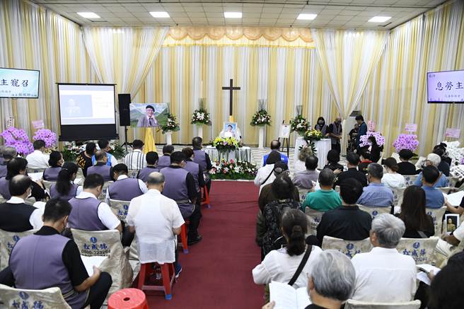 長年推動阿美族語傳承及復振的耆老吳明義（Namoh Rata）日前辭世，享耆壽89歲，家屬今在花蓮市立殯儀館舉辦公祭告別儀式。（花蓮縣政府提供／羅亦晽花蓮傳真）