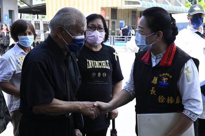 長年推動阿美族語傳承及復振的耆老吳明義（Namoh Rata）日前辭世，享耆壽89歲，縣長徐榛蔚今天特別前往公祭告別儀式致哀，並代表縣府頒贈表揚狀，感謝他對阿美族語傳承的無私奉獻。（花蓮縣政府提供／羅亦晽花蓮傳真）