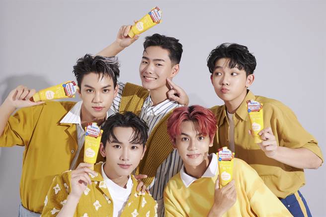 专科超微米毛孔净化洁顏乳找来源少年宣传自家产品，可说年轻又有活力。（Senka专科提供／黄唯淯台北传真）