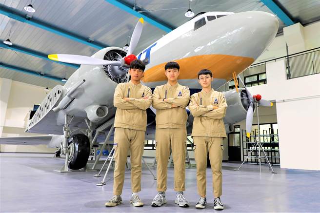 朝陽科大112學年度首開設「航空機械系學士後專班」及「職業安全衛生學士後專班」，提供非理工領域、具學士學位以上之畢業生及在職人士報考。（朝陽科大提供／張妍溱台中傳真）