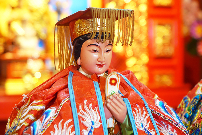 台南「土虱堀圣兴宫」主祀的妈祖近日发出圣谕，提醒信眾农历7月应避免夜间活动、到野外戏水，傍晚后也不宜上山。（示意图／达志影像）