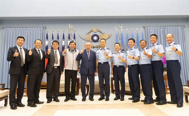 李栋梁与空军副司令及所属同仁合影。军闻社提供