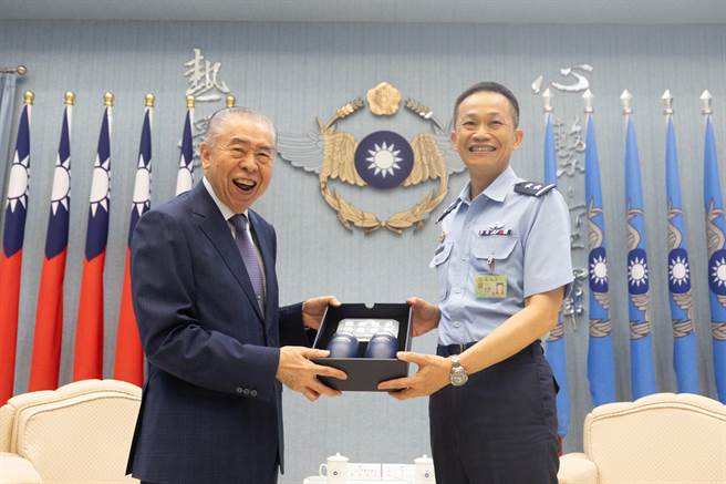 空军副司令刘峯瑜中将致赠礼品，感谢李栋梁。军闻社提供
