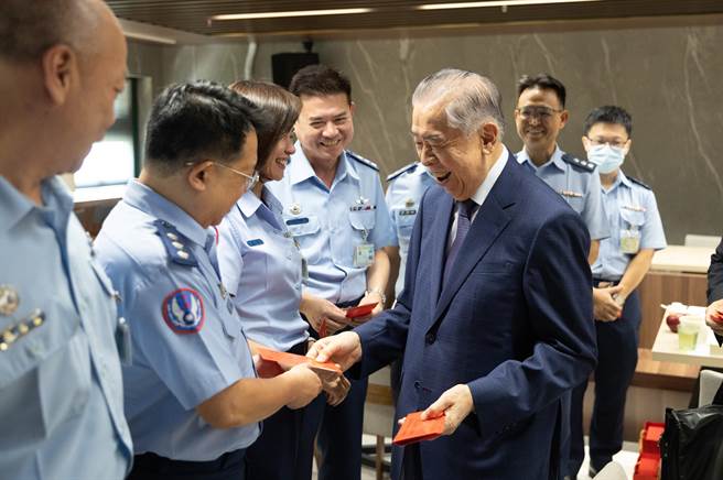 李荣誉理事长致赠官兵慰问金，带给官兵暖心关怀。（军闻社提供