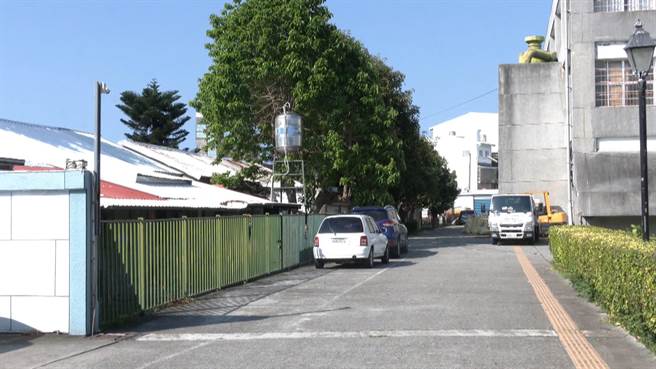 公东高工出售376坪宿舍土地偿债，现已有买主表达愿以市价购买，并无偿提供校用，双方签订完成合作备忘录。（萧嘉蕙摄）