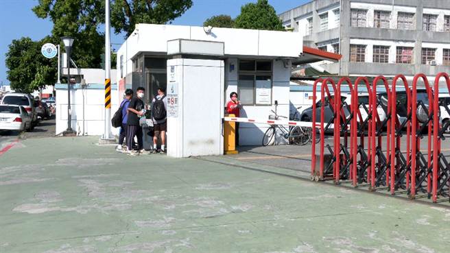 公东高工欲出售的校地与实习工厂相连，正办理土地分割与鑑价，预计8月底完成作业。（萧嘉蕙摄）