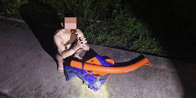 陆籍盛姓男子企图偷渡金门，甫游上岸即被埋伏的岸巡人员当场逮捕。(黄敬文翻摄)