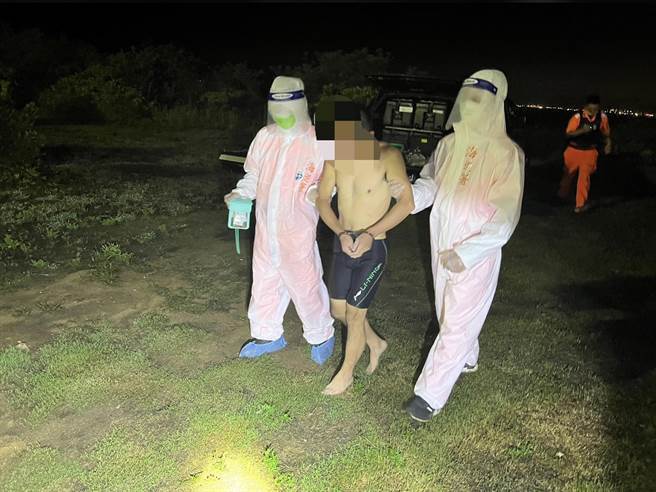 陆籍盛姓男子企图偷渡金门，甫游上岸即被埋伏的岸巡人员当场逮捕。(黄敬文翻摄)