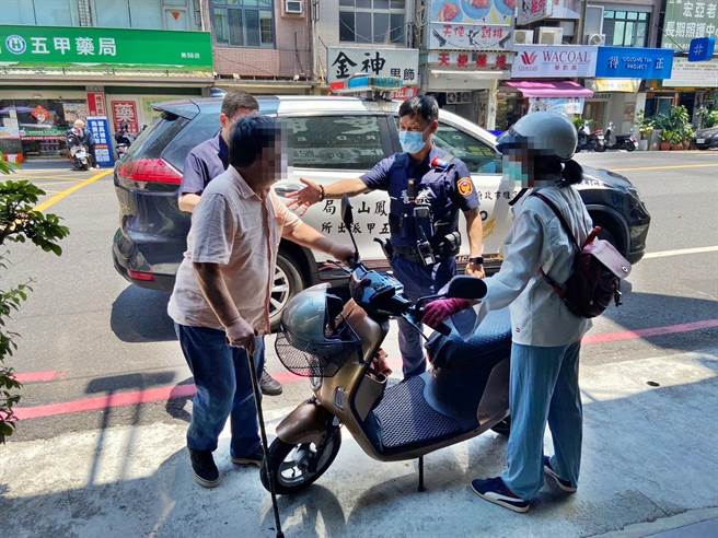 老夫妻来高雄旅游走失，所幸靠警车明显特徵，让老夫妻意外重逢。（翻摄照片／崔正纲高雄传真）