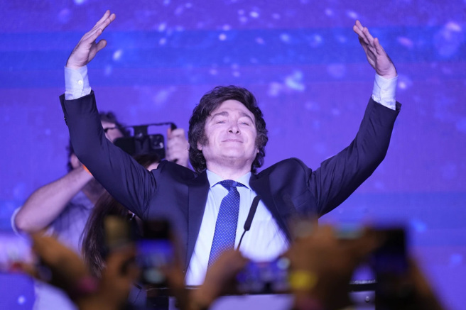 自由進步聯盟候選人米雷伊，在投票時間截止後，到競選總部與大家見面。(圖/美聯社)