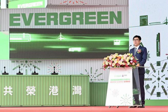 高雄市長陳其邁致詞表示，相信第七貨櫃中心的成立，能夠奠定高雄港成為世界海運的樞紐。（圖／高雄新聞局提供）