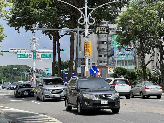 桃园市近年积极建置科技执法设备，包括固定式照相设备、路口多功能科技执法设备、租赁式科技执法及区间测速系统等，总计有312处。（蔡依珍摄）