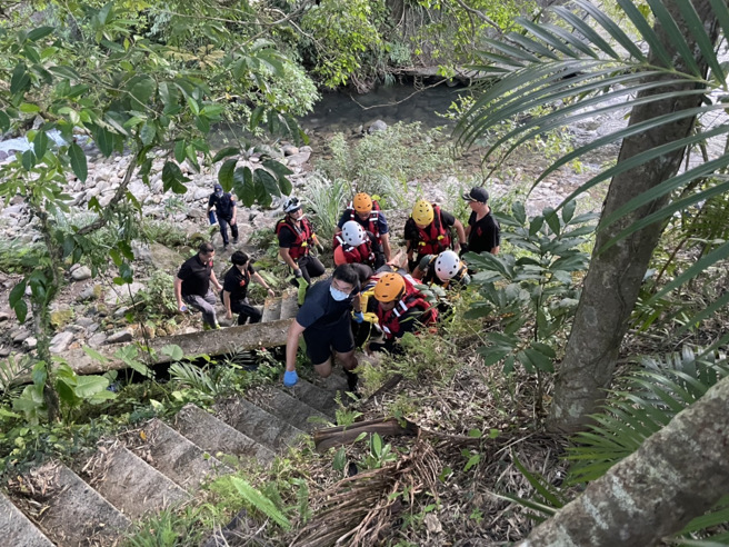 消防人员寻获拉上岸，OHCA，由救护车后送八堵矿工。（翻摄画面）