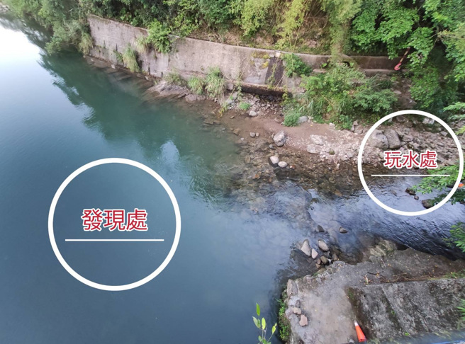 消防人员寻获拉上岸，OHCA，由救护车后送八堵矿工。（翻摄画面）