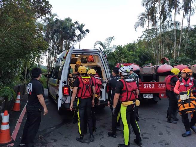 消防人员寻获拉上岸，OHCA，由救护车后送八堵矿工。（翻摄画面）