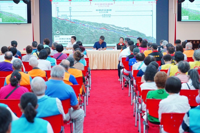 交通部公路总局第四区工程处近期于花莲地区举办多场「花东快速公路可行性评估重启」地方说明会倾听民意，作为期末报告参考。(戴志扬翻摄)