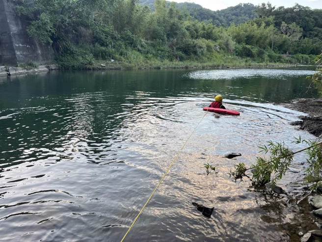 民眾在新北市双溪区双叉坑溪戏水，却不慎溺水，新北市消防局在深达3公尺的河里将溺水者救上岸，已经失去了呼吸心跳。（翻摄照片／张志康新北传真）