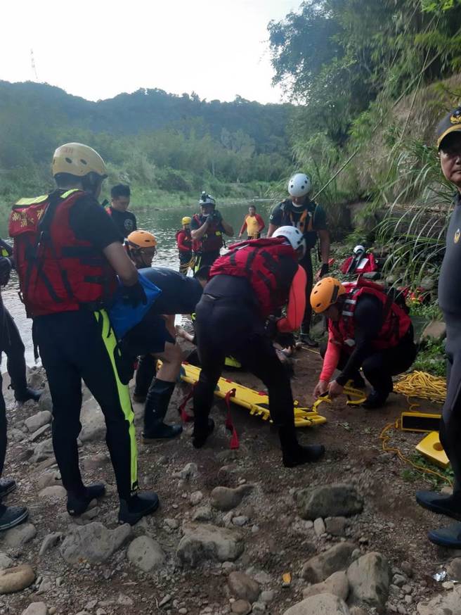 民眾在新北市双溪区双叉坑溪戏水，却不慎溺水，新北市消防局在深达3公尺的河里将溺水者救上岸，已经失去了呼吸心跳。（翻摄照片／张志康新北传真）