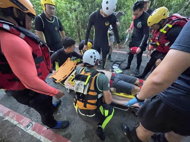 民眾在新北市双溪区双叉坑溪戏水，却不慎溺水，新北市消防局在深达3公尺的河里将溺水者救上岸，已经失去了呼吸心跳。（翻摄照片／张志康新北传真）