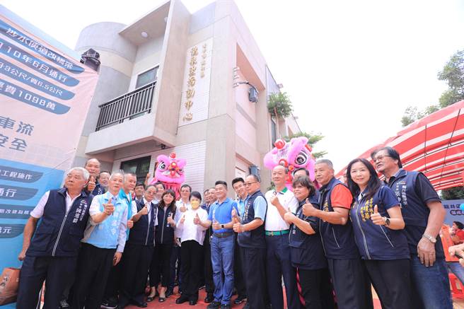 台中市龙井区龙泉里近年人口数激增，中市府与台湾电力公司共同筹措经费2355万元打造2层楼高的里民活动中心，14日落成启用。（中市府提供／潘虹恩台中传真）