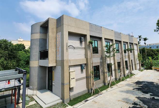 台中市龙井区龙泉里近年人口数激增，市府与台电筹措2355万元建设龙泉里活动中心，14日落成启用典礼，提供里民更舒适的活动场地。（中市府提供／潘虹恩台中传真）