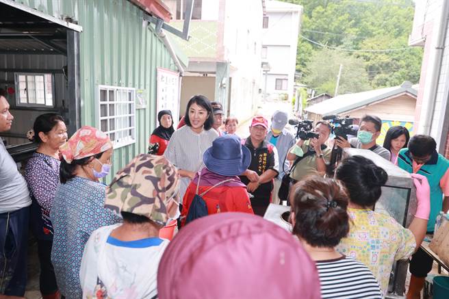 南投縣長許淑華14日至受創嚴重的都達村、德鹿谷村勘災，關心部落居民。（南投縣政府提供／楊靜茹南投傳真）