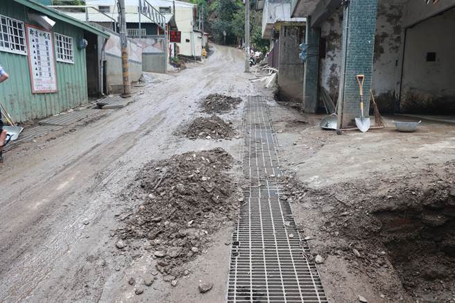 許淑華14日抵達都達部落，勘查部落街道土石流的清理狀況。（南投縣政府提供／楊靜茹南投傳真）