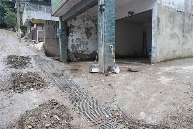 原本遭土石流侵襲的住戶，在各界幫忙下已將受災戶土石清理乾淨。（南投縣政府提供／楊靜茹南投傳真）