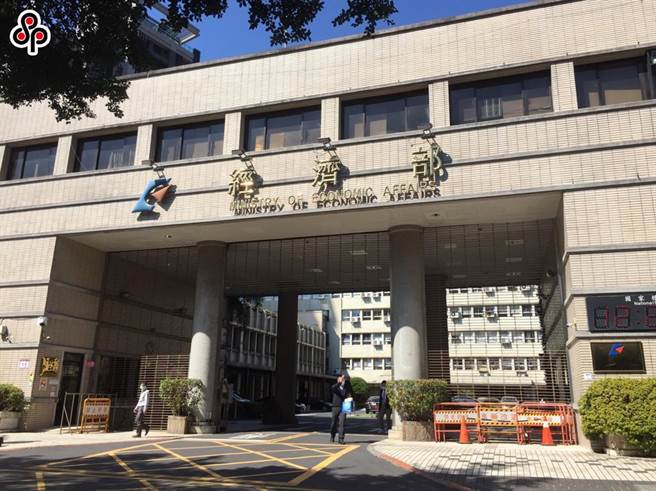 中國對台灣製聚碳酸酯課徵反傾銷保證金，經濟部表示，去年及今年上半年台灣聚碳酸酯出口到中國數量，占出口全球總量逾七成，短期將協助廠商搜集有利證據、找律師因應。(本報資料照片)