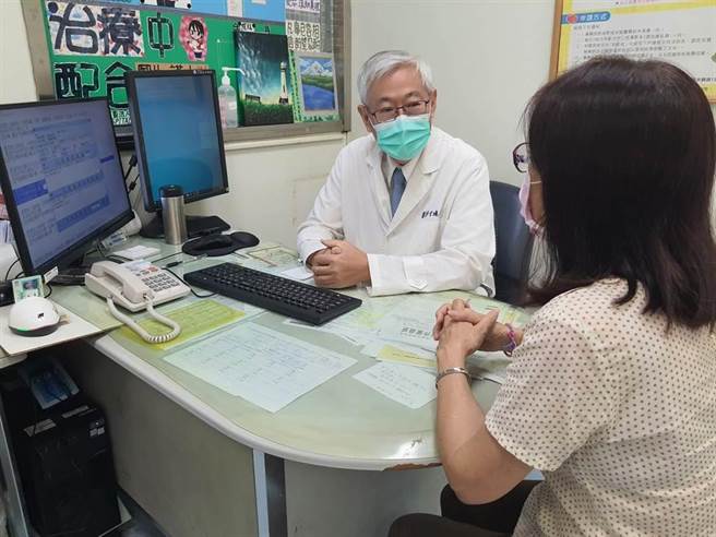 大里仁爱医院精神科主任官达人指出，忧郁症不会因外显个性、年龄、性别、财富状况或地位有所不同，亲友的理解和支持是帮助患者度过困难时期的关键。示意图非当事病患。（本报资料照／潘虹恩台中传真）