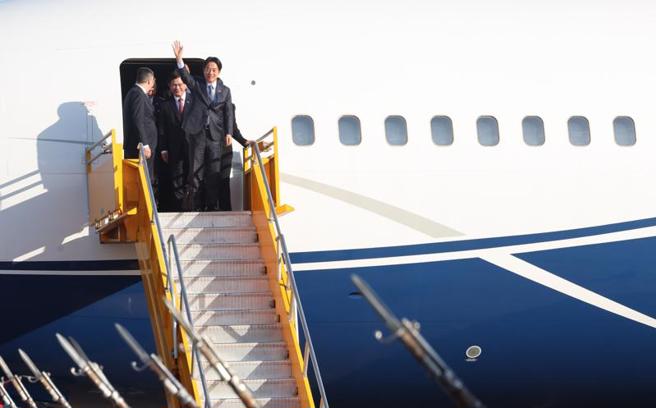 副总统赖清德以特使身分率团出席友邦巴拉圭共和国，在当地时间14日上午抵达巴拉圭亚松森国际机场，赖副总统下机时向接机人员挥手致意。（中央社）